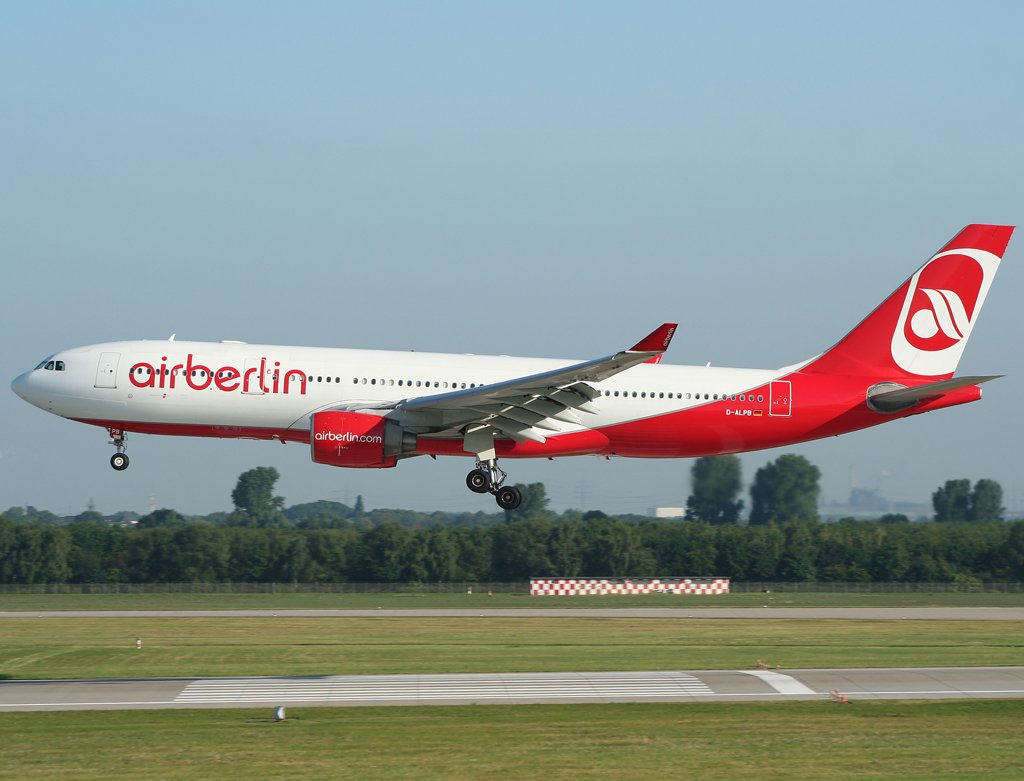 Air Berlin A330 bei der Landung in Dsseldorf am 04.07.09