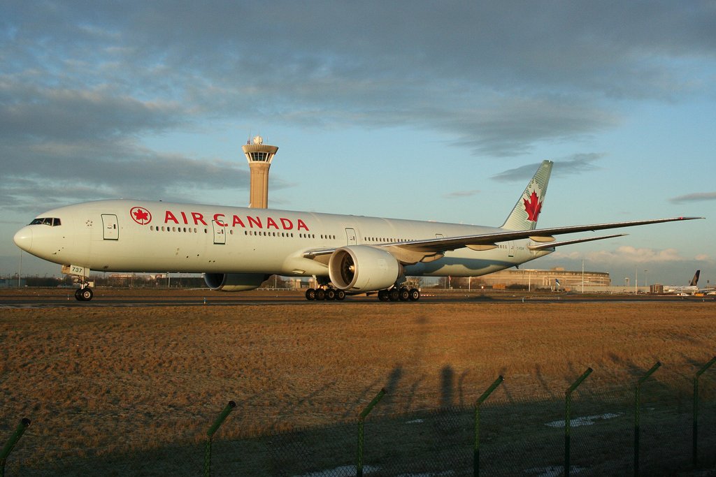 Air Canada Boeing 777-300ER in Paris CDG am 30.01.10 