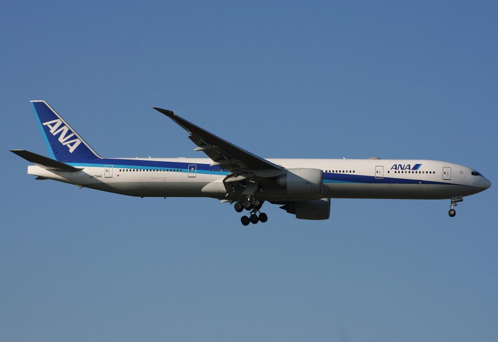 ANA 777-300 (JA734A) am 20.10.09 im Anflug auf die Piste 07L in Frankfurt.