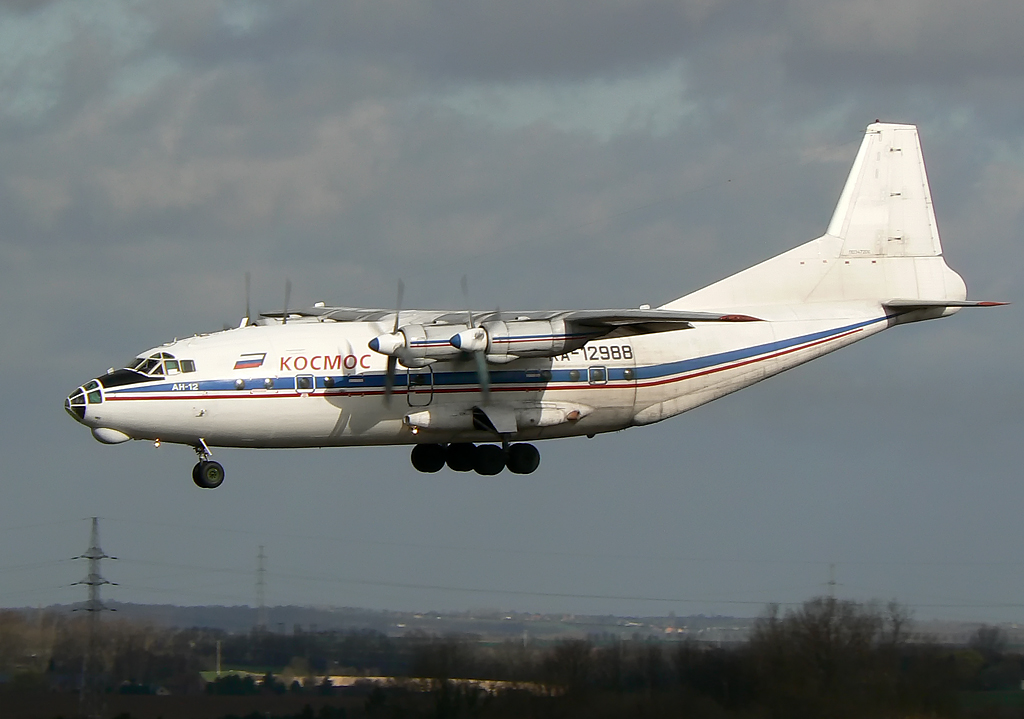 Antonow An12 von Kosmos , RA-12988 , im Anflug auf die RWY 23L in Lttich am 31.03.2010