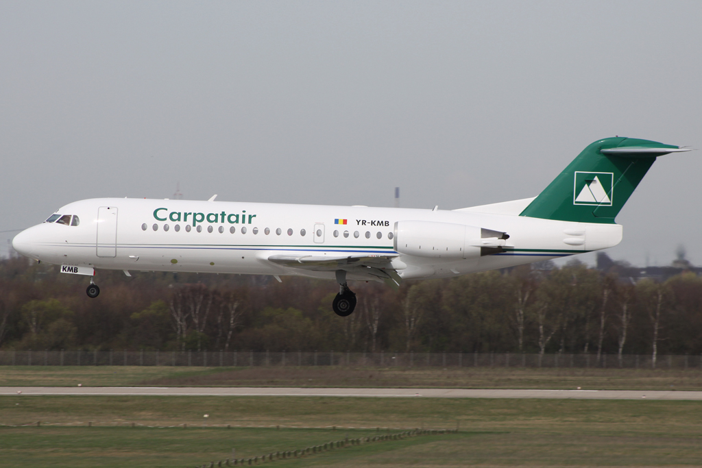 Carpatair  Fokker F-100 in Dsseldorf bei der Landung auf Bahn 23L am 02.04.10