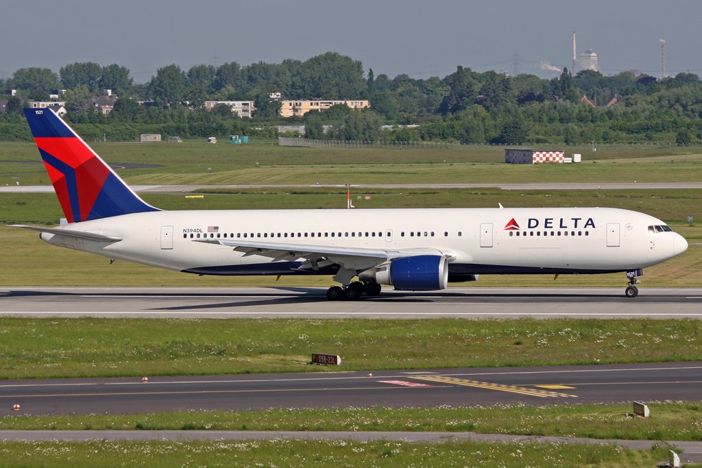 Delta Air Lines Boeing 767-324(ER) N394DL in DUS am 03,06,10