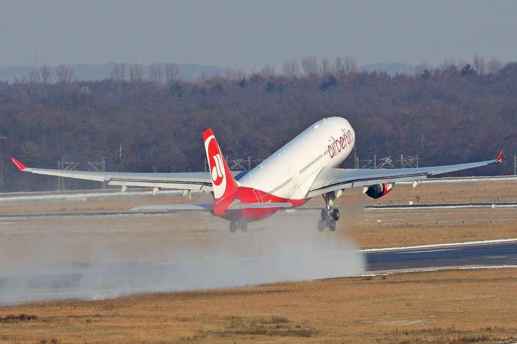 Der Air Berlin von LTU beim Take off in Dsseldorf am 19,12,09