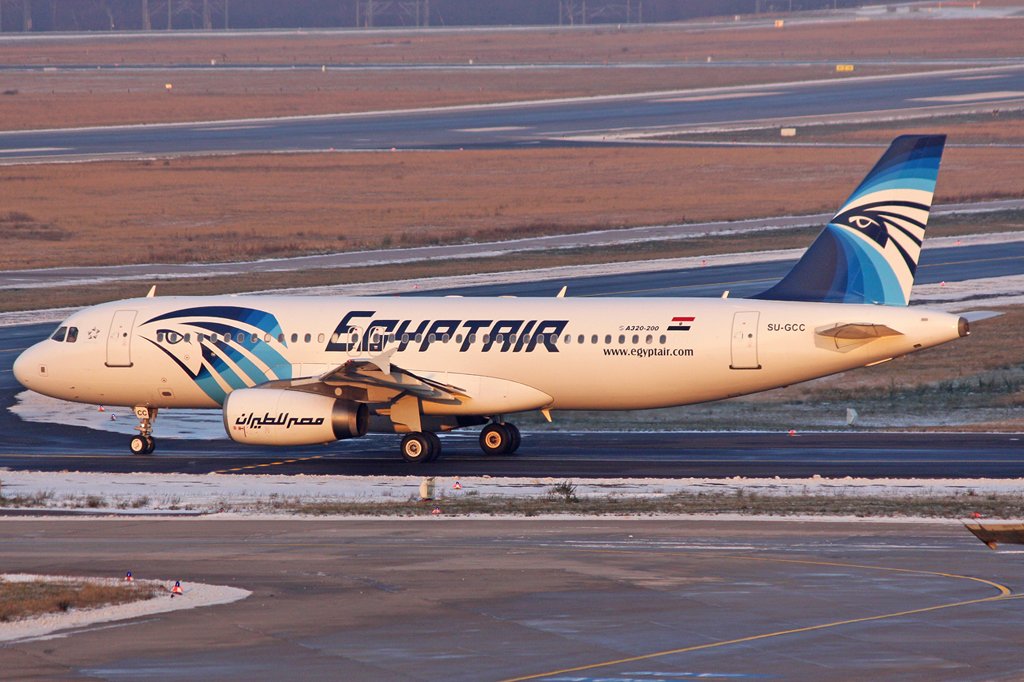 Der Egypt Air A320-200 in neuen Farben in Dsseldorf am 19,12,09