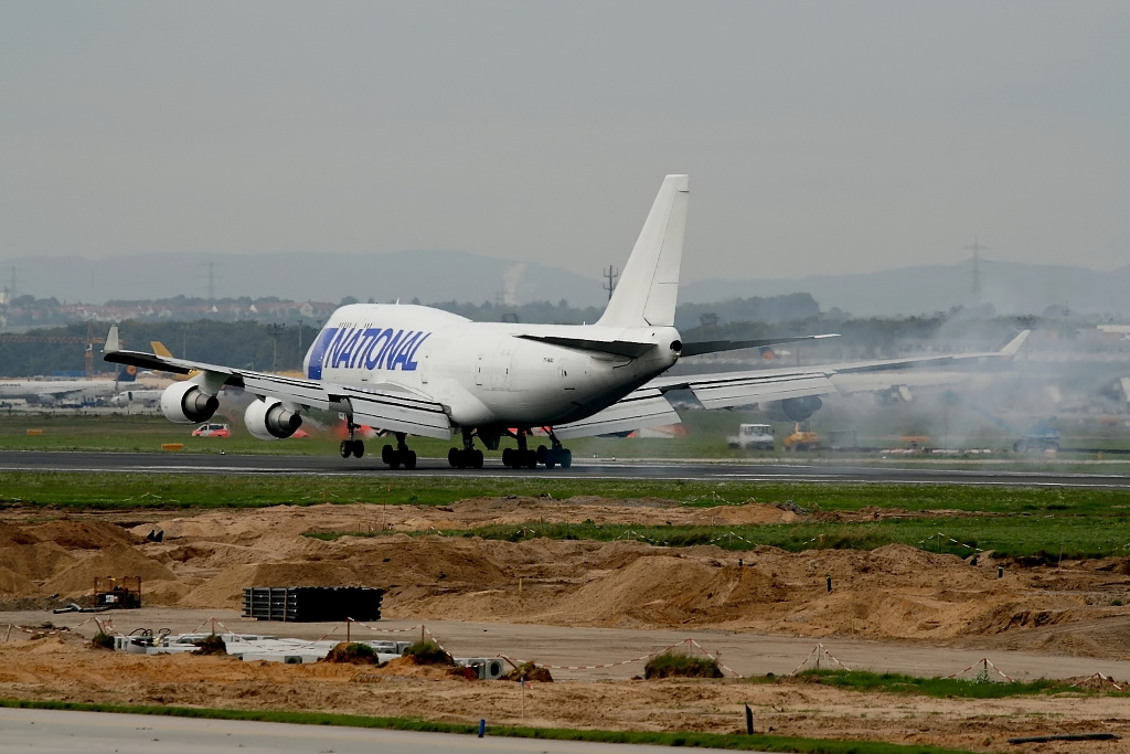 Die Boeing 747-400 der National Air Cargo bei einer Notlandung wegen Klappenproblemen. Reg. TF-NAC. Aufgenommen in Frankfurt am 14.09.2010.