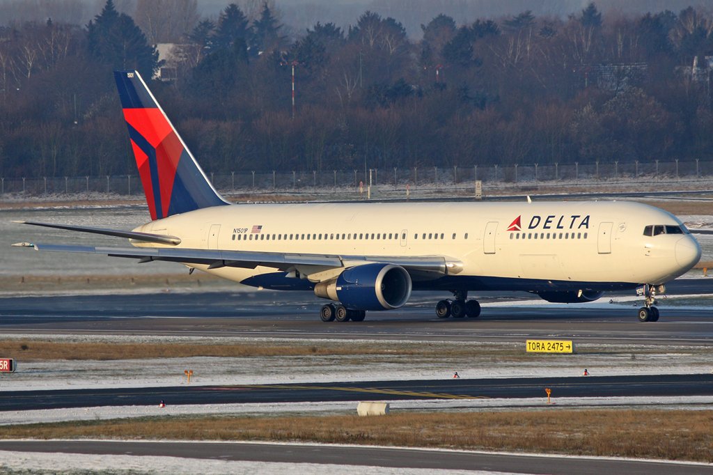 Die Delta B767-300 beim Start in Dsseldorf am 19,12,09