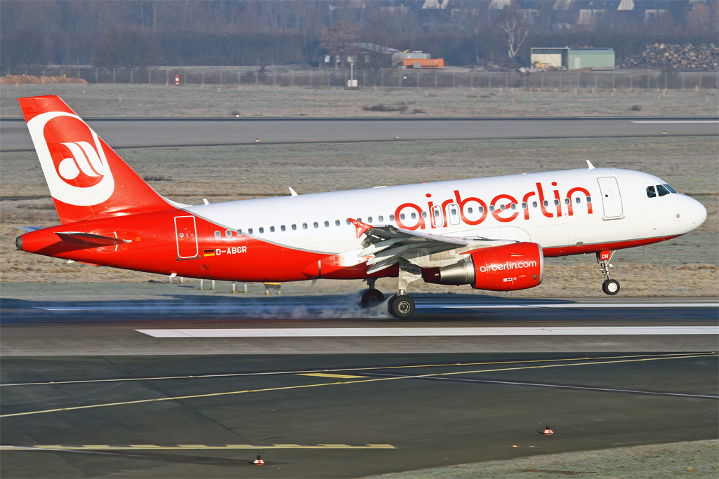 Ein Airbus 319-100 der Air Berlin beim Touchdown aufgenommen in Dsseldorf am 29.01.2011. Reg: D-ABGR.