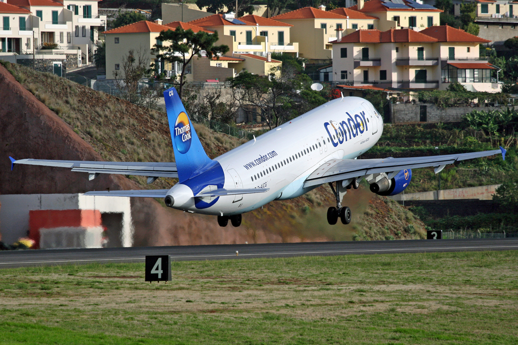 Ein Airbus 320-200 der Condor beim Take Off in Funchal aufgenommen am 04.11.2010. Reg: D-AICG.