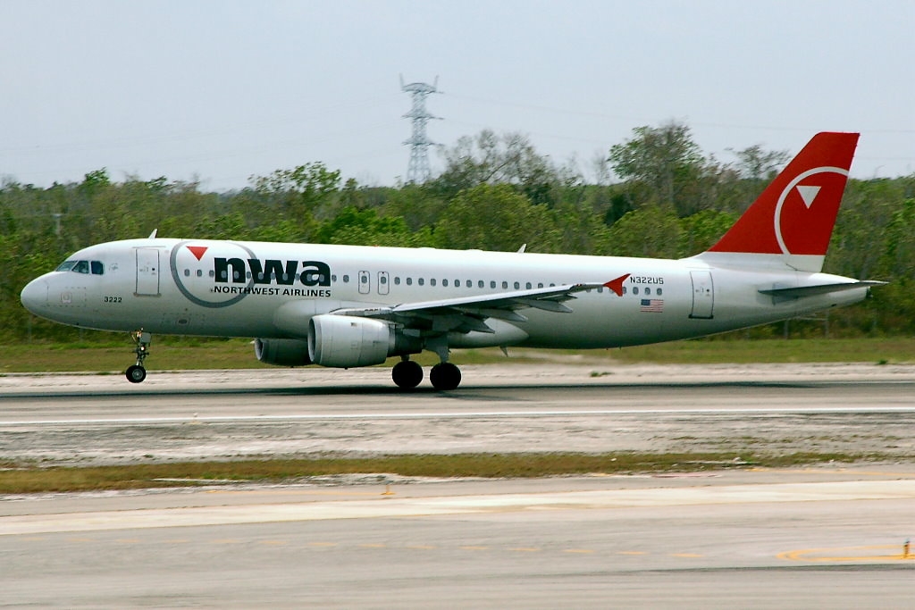 Ein Airbus 320-200 der NWA bei der Landung in Cancun aufgenommen am 29.04.2008. Reg: N322US