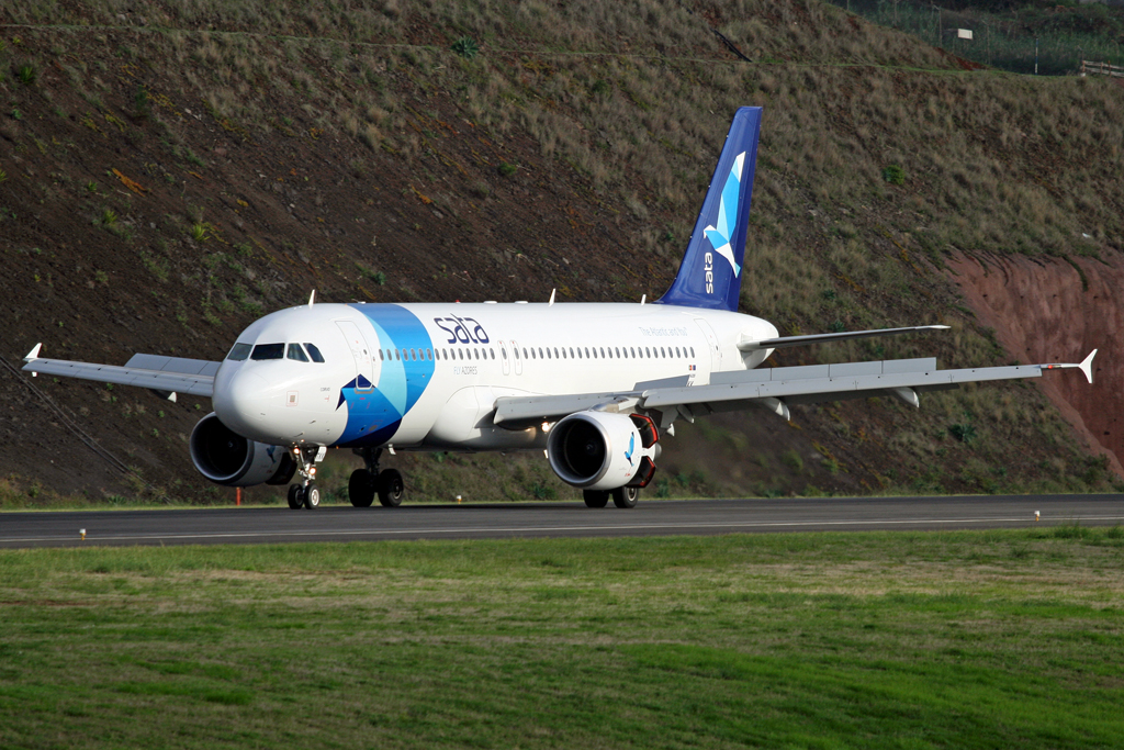 Ein Airbus 320-200 der SATA FlyAzores bei der Landung in Funchal aufgenommen am 04.11.2010. Reg: CS-TKK.