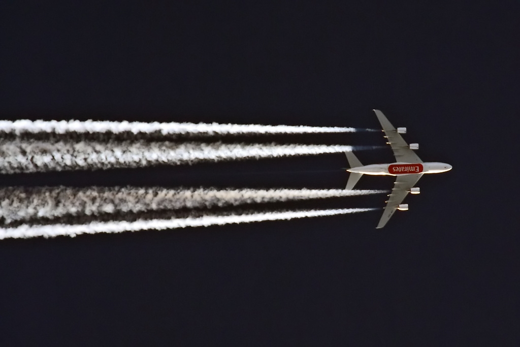 Ein Airbus 380-800 der Emirates aufgenommen in Zrich am 05.01.2011 im Overflight. 