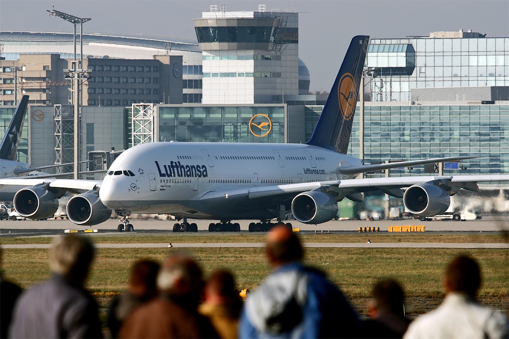 Ein Airbus 380-800 der Lufthansa aufgenommen bei schnem Wetter in Frankfurt am 31.10.2010. Reg: D-AIMB.