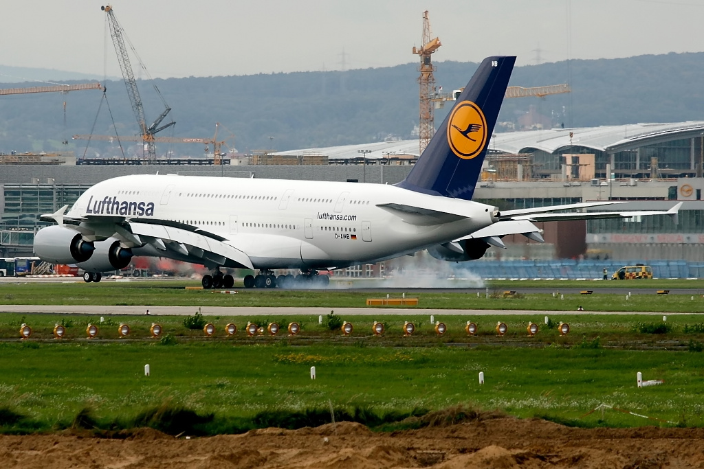 Ein Airbus 380-800 der Lufthansa beim Landeanflug in Frankfurt am 14.09.2010. Reg: D-AIMB.
