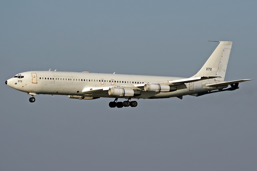 Eine Boeing 707 der IAF beim Landeanflug in Frankfurt am 31.10.2010. Reg: 272.