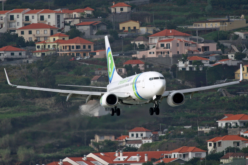 Eine Boeing 737-700 der Transavia beim Anflug in Funchal aufgenommen am 04.11.2010. Reg: PH-XRC.