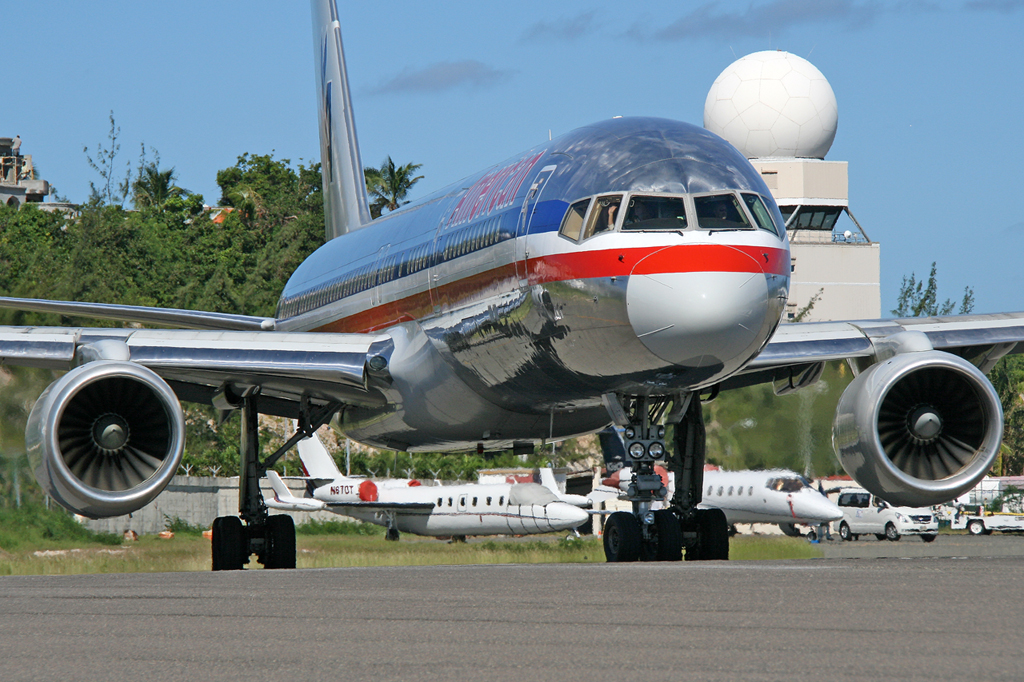 Eine Boeing 757-200 der American Airlines beim einbiegen auf die Runway aufgenommen am 18.11.2010 in St. Maarten. Reg: N617AM.