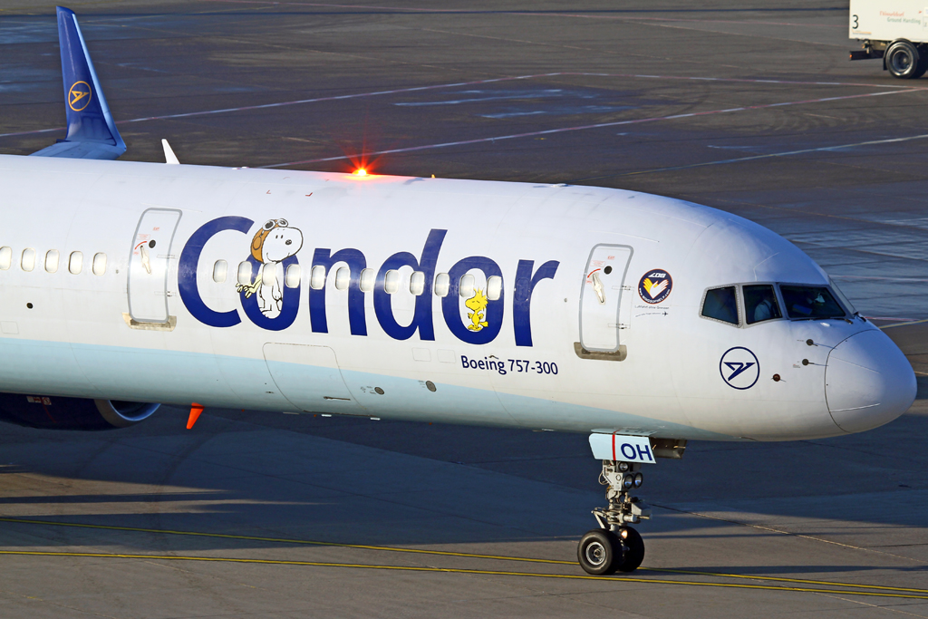 Eine Boeing 757-300 der Condor aufgenommen in Dsseldorf am 29.01.2011. Reg: D-ABOH.