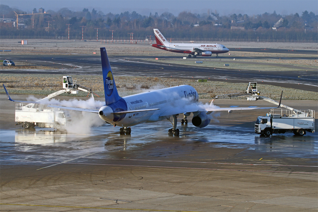 Eine Boeing 757-300 der Condor aufgenommen in Dsseldorf am 29.01.2011. Reg: D-ABOH.