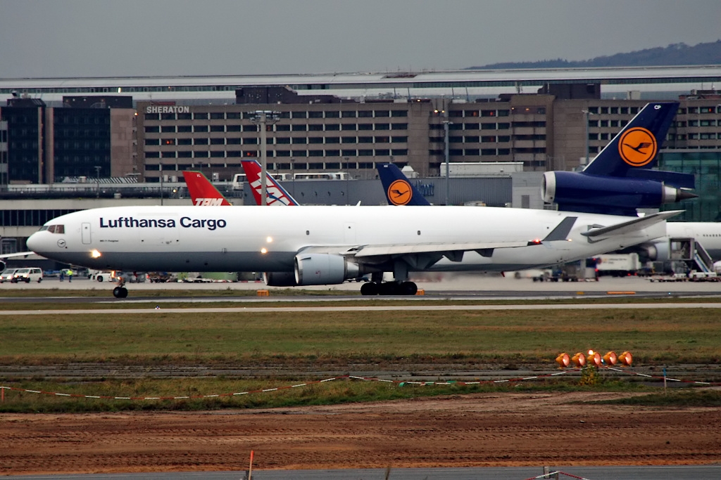 Eine MD-11 der Lufthansa Cargo aufgenommen beim dicksten Regenschauer in Frankfurt am 11.11.2010. D-ALCP.
