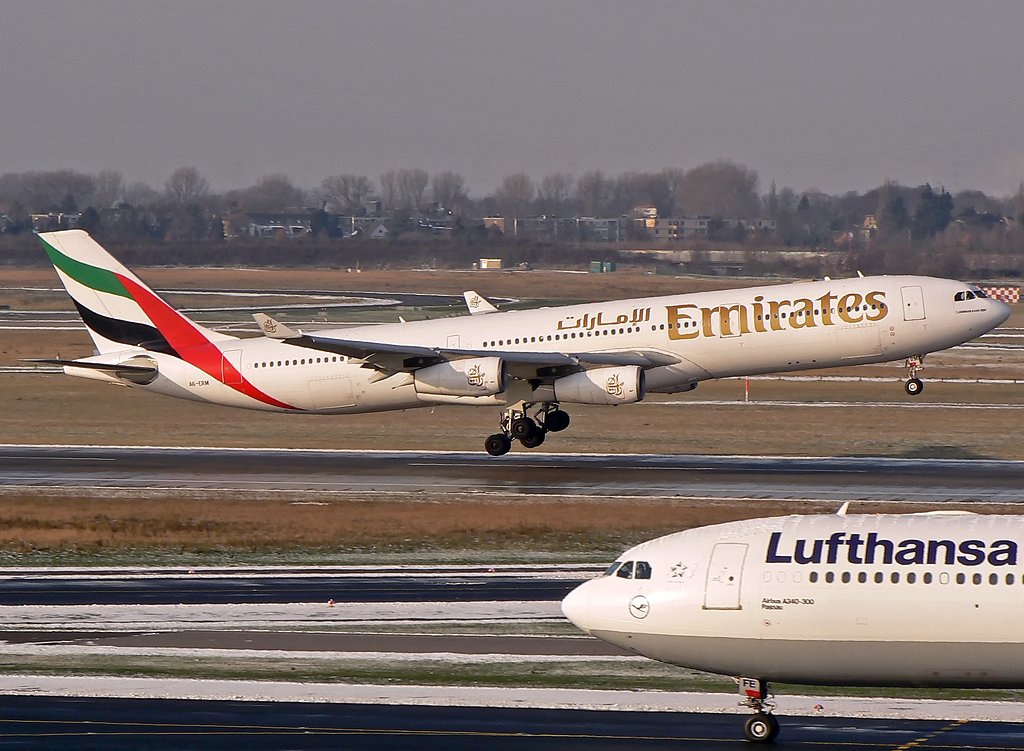 Emirates Airbus A340-313X im final rwy 05R in DUS am 19.12.09