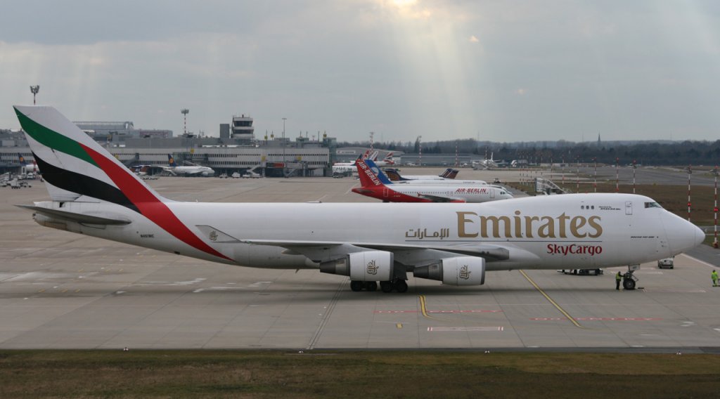 Emirates B747 400F am Gate V2 in Dsseldorf