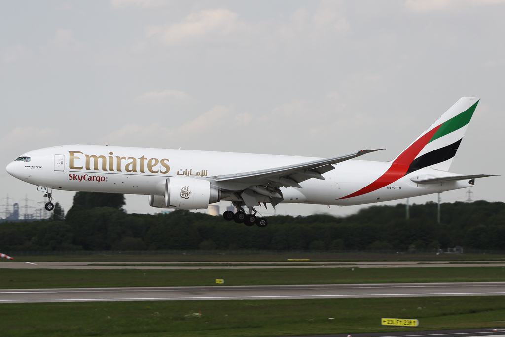 Emirates B772F landet auf der 23L in Dsseldorf am 24.05.10