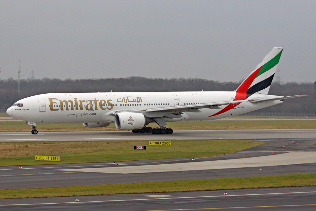 Emirates Boeing 777-21H(ER) A6-EMG in DUS am 19,12,11