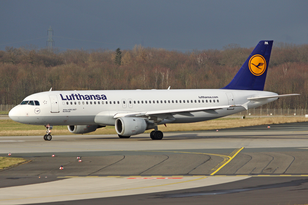 Lufthansa Airbus A320-211 D-AIPA in DUS am 23.01.2012