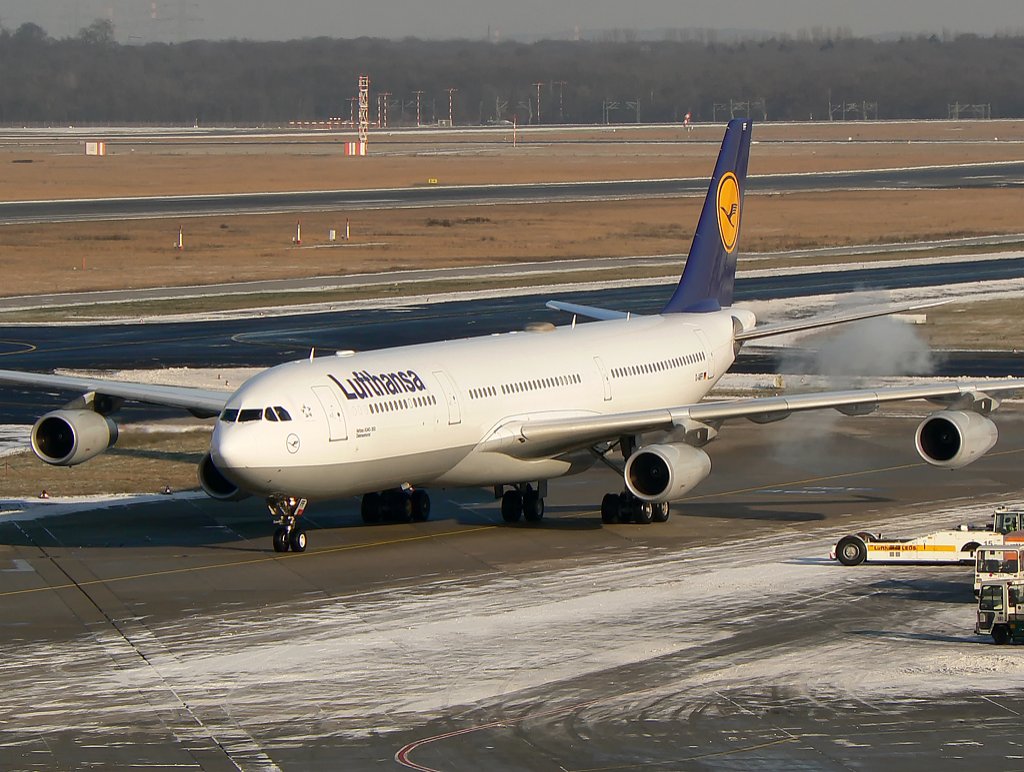 Lufthansa Airbus A340-313X D-AIFF, nachdem pushback und engine start up , DUS am 19.12.09