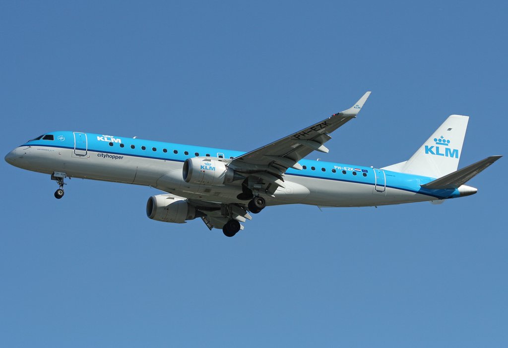 PH-EZK der KLM ist im Endanflug auf der 05R @ DUS am 03.06.2010