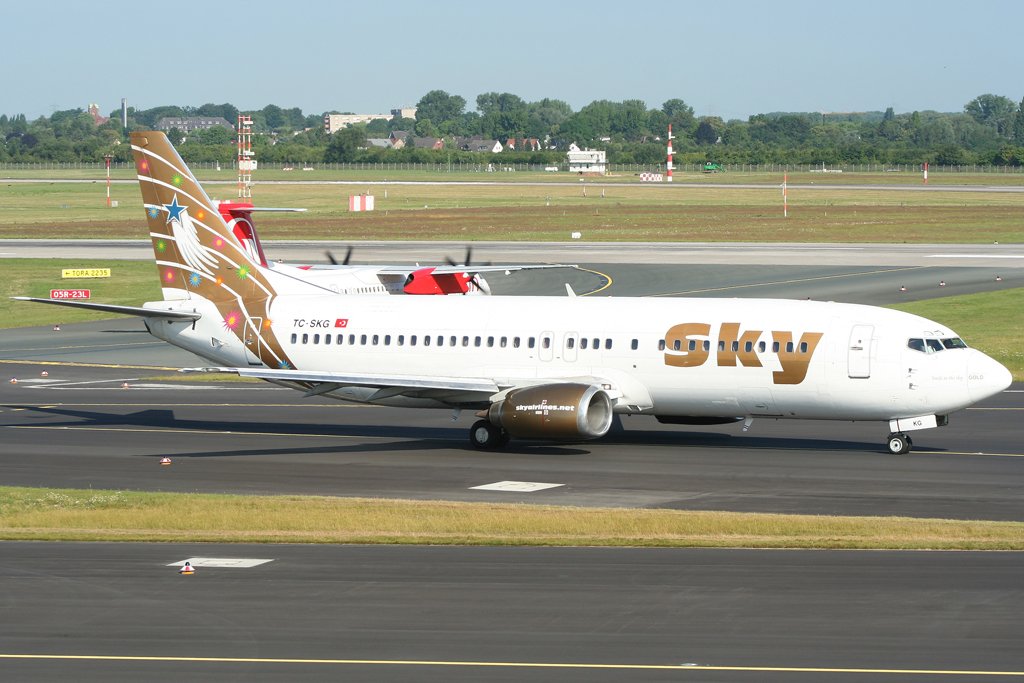Sky Boeing 737-800 in Dsseldorf vor dem Start am 04.07.09