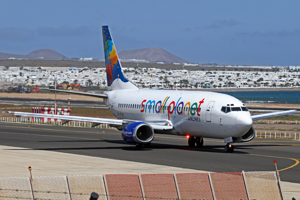 Small Planet Airlines Boeing B 737-300 Reg: LY-FLH aufgenommen in Lanzarote ACE.