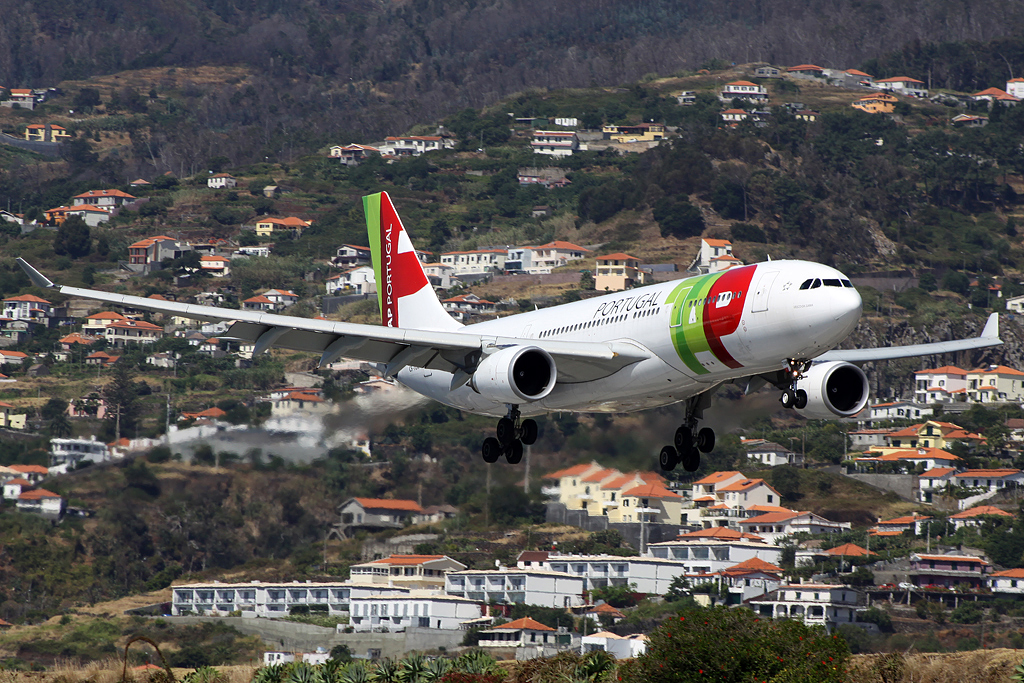TAP A330-200 hier bei der Landung auf Bahn 05 in Funchal kommend aus Lissabon am 25.07.10