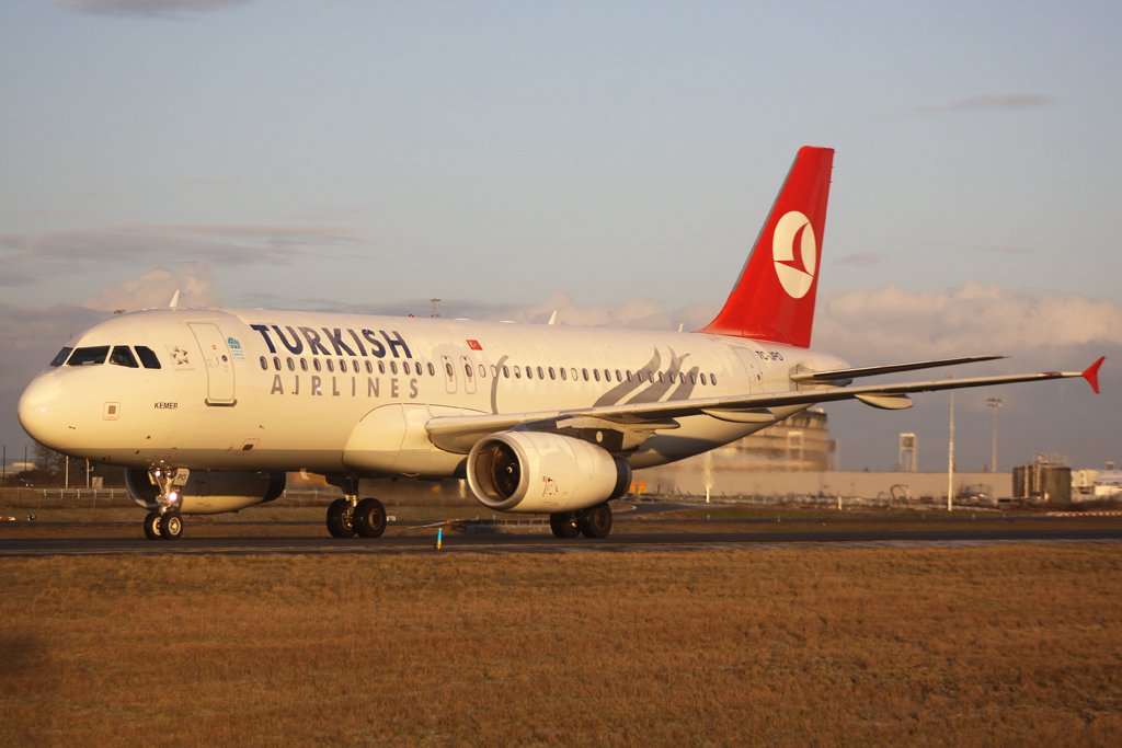 Turkish A320 in Paris CDG am 30.01.10 