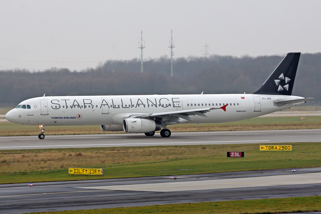 Turkish Airlines Airbus A321-231 TC-JRA in DUS am 19,12,11