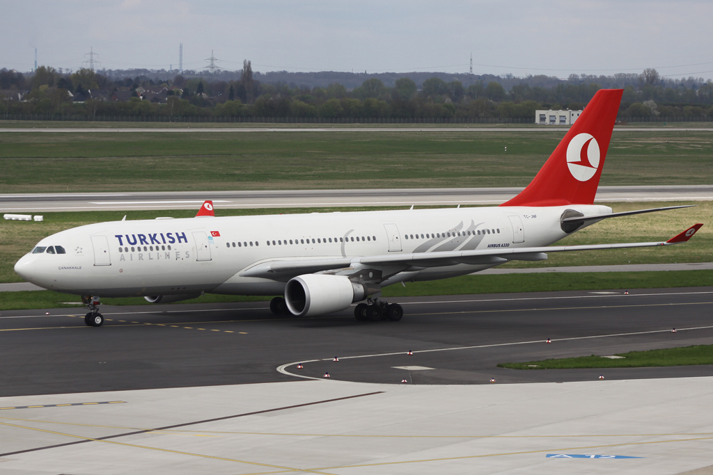 Turkish Airlines Airbus A332 nach der Landung in Dsseldorf am 10.04.10
