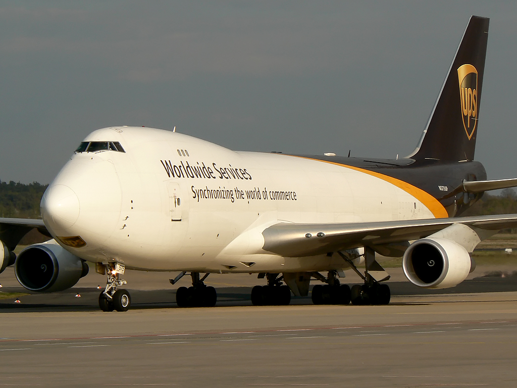 UPS Boeing 747-44AF(SCD) N575UP beim taxeln rtg Abstellposition in CGN am 21.04.2010