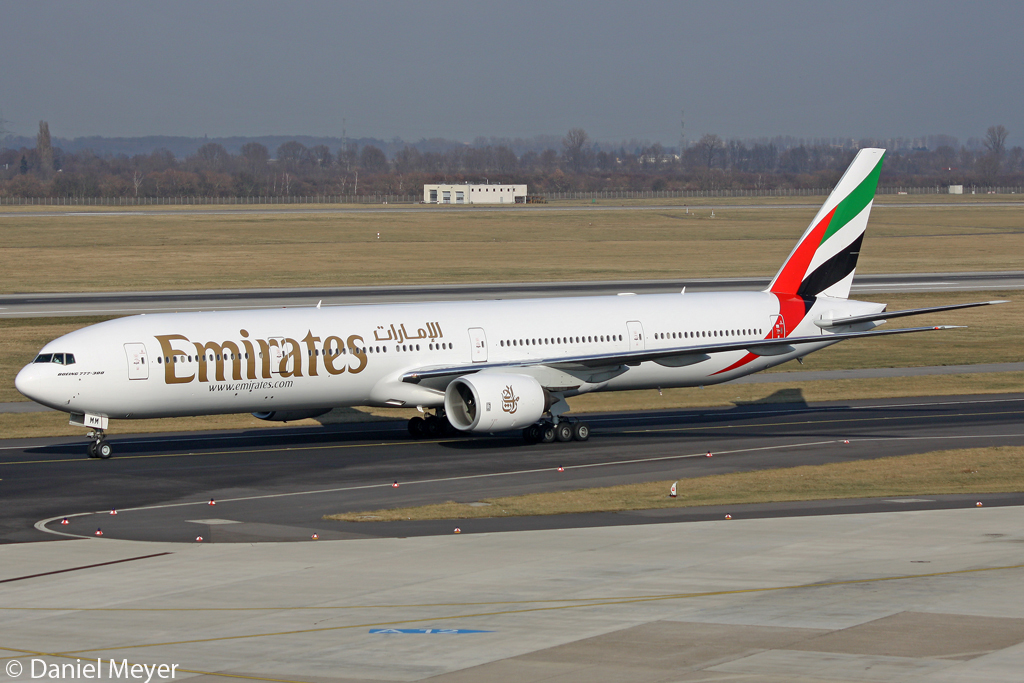 Emirates Boeing 777-31H A6-EMM in DUS am 07.02.2012