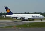 D-AIMA der Lufthansa rollt ...  Eric Otten 04.06.2010