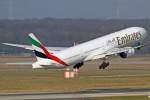 Eine Boeing 777-300 ER  der Emirates beim Takeoff aufgenommen in Dsseldorf am 29.01.2011. Reg: A6-EMP.
