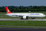 Turkish Airlines Boeing B 777-300 aufgenommen am 01.05.2011 in Dsseldorf.