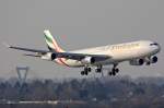 Der Emirates A340-300 im Anflug in Dsseldorf am 19,12,09
