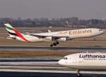 Emirates Airbus A340-313X im final rwy 05R in DUS am 19.12.09