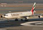Emirates A340-313X, A6-ERM, auf dem Weg zum Gate, DUS am 19.12.09