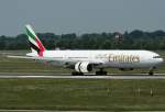 A6-EMQ der Emirates donnert die 05R @ DUS runter am 03.06.2010
