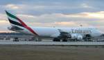 D�sseldorf - DUS Emirates B747 400F am Gate V2 in D�sseldorf