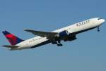 N394DL von Delta verl�sst ...  Eric Otten 04.06.2010