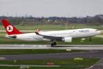 Turkish Airlines Airbus A332 bei der Landung auf Bahn 05R in Dsseldorf am 10.04.10