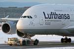 A 380-800/111173/ein-airbus-380-800-der-lufthansa-aufgenommen Ein Airbus 380-800 der Lufthansa aufgenommen bei schnem Winterwetter in Frankfurt am 17.12.2010. Reg: D-AIMA.
