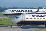 B 737-800/58207/ryanair-boeing-737-8as-in-neuer-und Ryanair Boeing 737-8AS in neuer und alter Lackierung in  London Stansted am 02,06,09